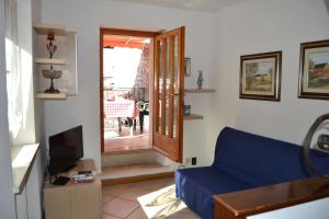 布雷佐内加尔达Ca di Venzo的客厅设有蓝色的沙发和门。