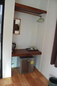 农布努布道度假酒店及餐厅的小房间设有书桌和小冰箱