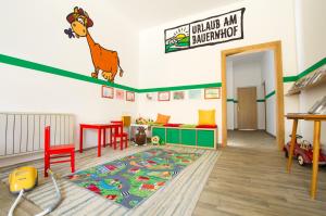 蒙德塞Ferienhof Hinterstrasser的一间儿童间,墙上有长颈鹿壁画