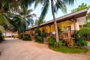 班塔延岛阿尼卡岛度假村的一座棕榈树建筑