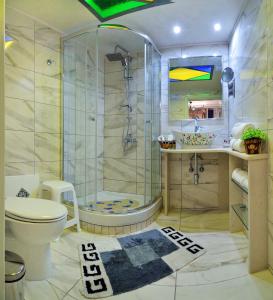 干尼亚Casa della Favola Boutique Hotel的带淋浴、卫生间和盥洗盆的浴室