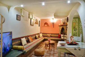 干尼亚Casa della Favola Boutique Hotel的客厅配有沙发和桌子