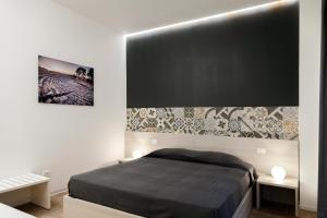 帕拉佐洛阿克雷伊德b&b del Corso的一间卧室配有一张床铺,上面有大型黑板