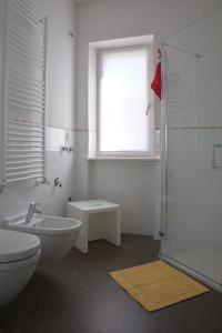 托尔博莱Casa Rosa dei Venti的浴室配有卫生间、盥洗盆和淋浴。