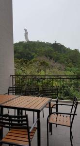 南竿天后会馆的美景阳台的野餐桌和椅子