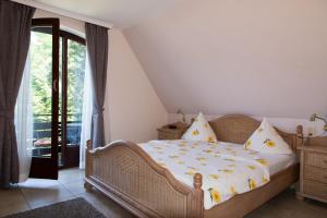 沙博伊茨温霍夫酒店的一间卧室配有一张黄色和白色床单