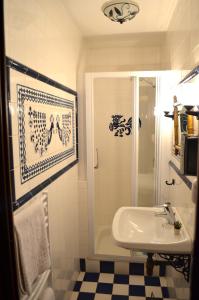 孔特西里尔别墅酒店的白色的浴室设有水槽和淋浴。
