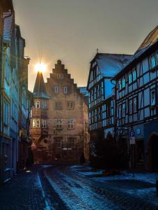 比丁根Ferienwohnung Lilly的一条城市街道,有建筑和太阳在远处