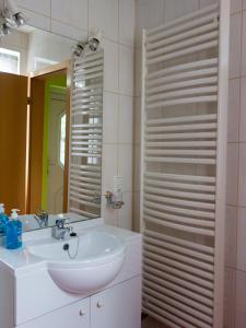 巴特多布兰Ferienwohnung Holunderweg的白色的浴室设有水槽和镜子