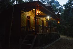 武吉拉旺Bukit Lawang Landak River Guest House的旁边灯的小房子