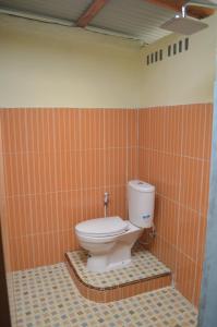 武吉拉旺Bukit Lawang Landak River Guest House的一间位于客房角落的带卫生间的浴室