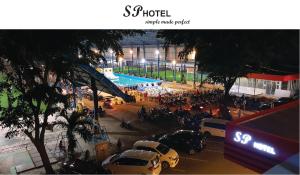 Batu AjiSP酒店的享有停车场、汽车和游泳池的景色