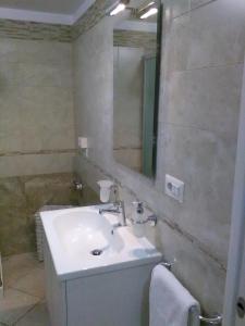 奥里亚Elisea House的一间带水槽和镜子的浴室