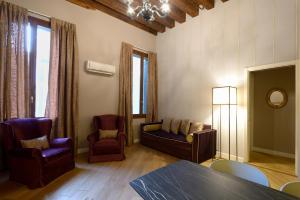 威尼斯凤凰公寓式酒店的客厅配有沙发、椅子和桌子