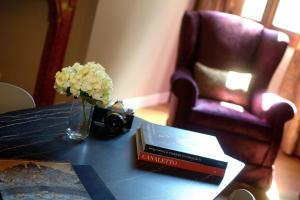 威尼斯凤凰公寓式酒店的花瓶和书的桌子