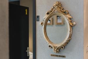 里耶卡Engine rooms的一面墙上的镜子,上面有金框