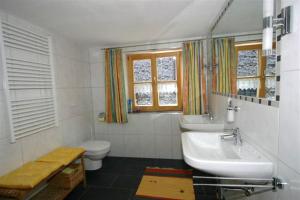 BlonsHaus Sücka的一间带水槽和卫生间的浴室