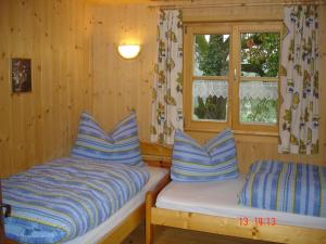 BlonsHaus Sücka的一间卧室配有两张带蓝白条纹枕头的床