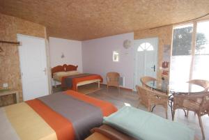博瓦罗斯酒店的一间卧室配有两张床、一张桌子和一张床