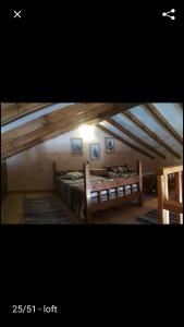 马拉希亚斯Anjela's village house的阁楼间 - 带两张床
