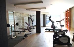 滨海罗克塔斯Apartamento Lujo, Primera linea playa, Garaje, Wifi, Piscina climatizada的健身房设有数台跑步机和健身自行车