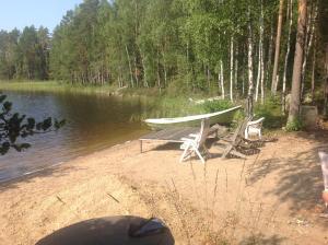 TalkkunaKesämökki RUOKOLAHTI的湖畔野餐桌和小船