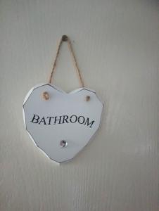 邓弗姆林Homely Haven, Dunfermline的心挂在墙上,有词浴室
