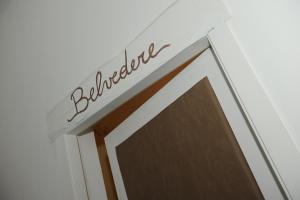 瓦伦扎诺Torre Balzano B&B的门上标着“布莱尔屋”字样的标牌