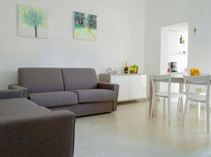 穆拉诺casa dei nonni的客厅配有沙发和桌子