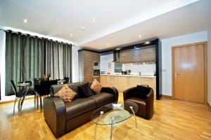 爱丁堡Staycity Aparthotels Edinburgh West End的客厅配有沙发和桌子