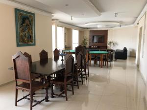阿帕雷西达大教堂酒店的一间带桌椅的用餐室