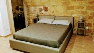 巴列塔42° parallelo的石墙房间内的一张床位