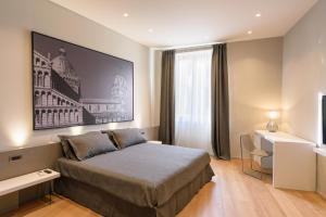 蒙特瓦尔基Palazzo Vasarri - Luxury design suites的卧室配有一张床,墙上挂着一幅大照片