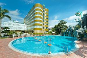 奠边府市Mường Thanh Grand Dien Bien Phu Hotel的酒店前方的大型游泳池