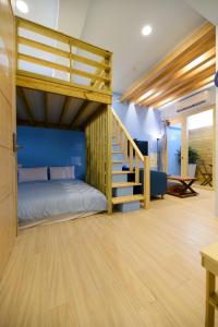 马公夏海民宿的一间卧室设有双层床和楼梯。