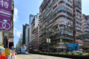 香港比比旺角宾馆的城市街道边的大建筑
