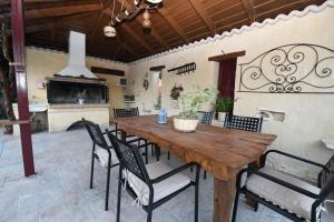 阿凯松Ktima Kallitero Villas的一间带木桌和椅子的用餐室