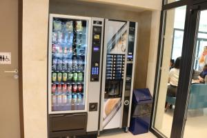 马赛东横马赛圣查尔斯酒店的大楼里的饮料自动售货机