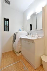 由布市Hinata-an的白色的浴室设有水槽和镜子
