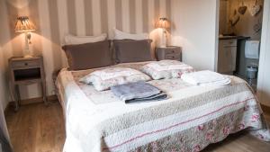 Tréméreuc埃洛伊塞花园住宿加早餐旅馆的一间卧室配有一张带枕头的床和两盏灯。