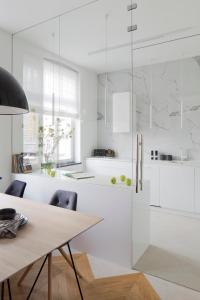 卡托维兹Apartament Sorello - Katowice Centrum的白色的厨房配有木桌和椅子
