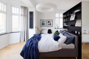 卡托维兹Apartament Sorello - Katowice Centrum的一间卧室配有一张带蓝色和白色枕头的床