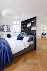 卡托维兹Apartament Sorello - Katowice Centrum的一间卧室配有一张带蓝色枕头的大床