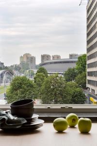 卡托维兹Apartament Sorello - Katowice Centrum的三个苹果坐在窗前的桌子上