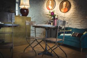 维杰瓦诺皮卡罗托雷旅馆的一张桌子和椅子,位于一个配有沙发的房间