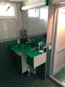 Shaki Host House的一间浴室