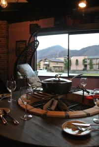 京都宿ya旅馆的桌子上带平底锅和酒杯