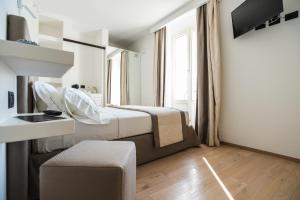 莫诺波利Dimora Maio的酒店客房设有床和窗户。