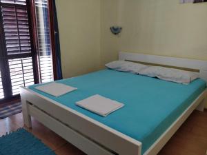 木洛希尼约维奇公寓的一张位于蓝色床垫间的床
