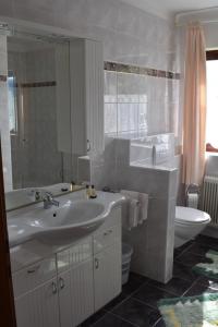 沃尔特湖畔韦尔登Aparthotel Claudia的白色的浴室设有水槽和卫生间。